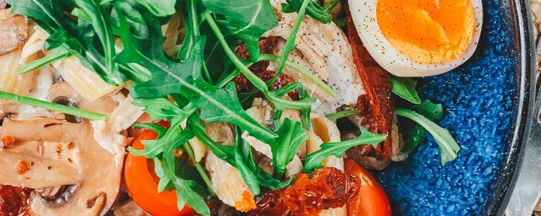 Fit und lecker: Salat mit Ei, Hähnchen, Pilzen und Tomaten – perfekt für deine Ernährung.