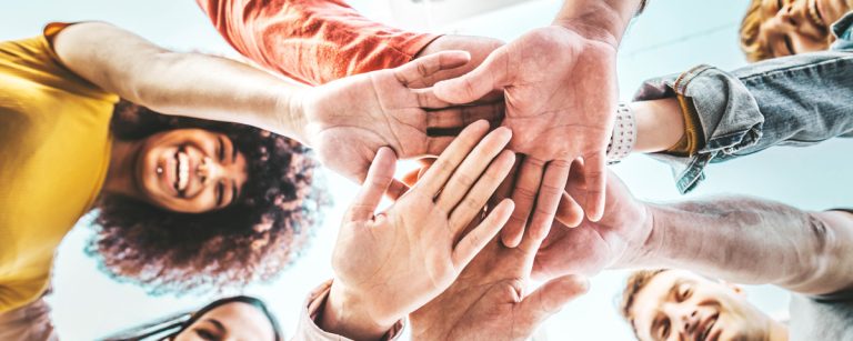 Teamwork mit Händen vereint: Fit und gesund ernähren.