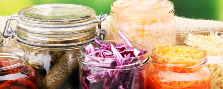 Glasbehälter mit eingelegtem Gemüse und Obst. Fitnessfreundliche, gesunde Lebensmittel.