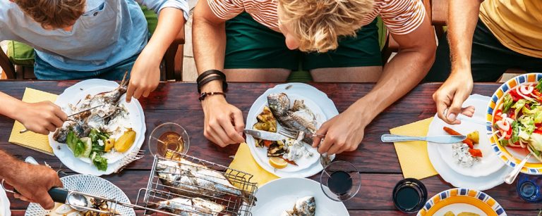 Gesunde Ernährung: Gegrillter Fisch und frischer Salat für ein fitteres Leben.