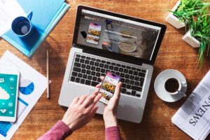 Laptop und Smartphone zeigen Benfit Lifestyle Programm für Fitness und Ernährung.