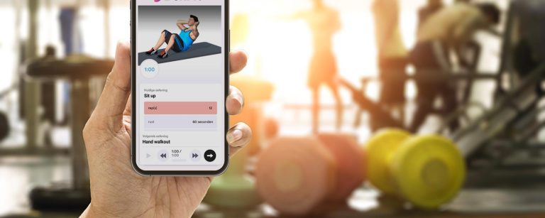 BenFit App zeigt Sit-ups und Handwalkouts im Fitnessstudio.