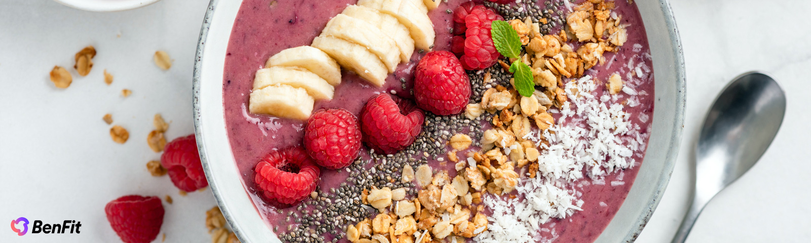 Summer smoothie bowl with raspberry, coconut and granola – colorful & protein-rich