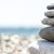 Balancierte Steine am Strand symbolisieren Gleichgewicht und Ruhe. Fitness, gesunde Ernährung und Wohlbefinden mit BenFit.