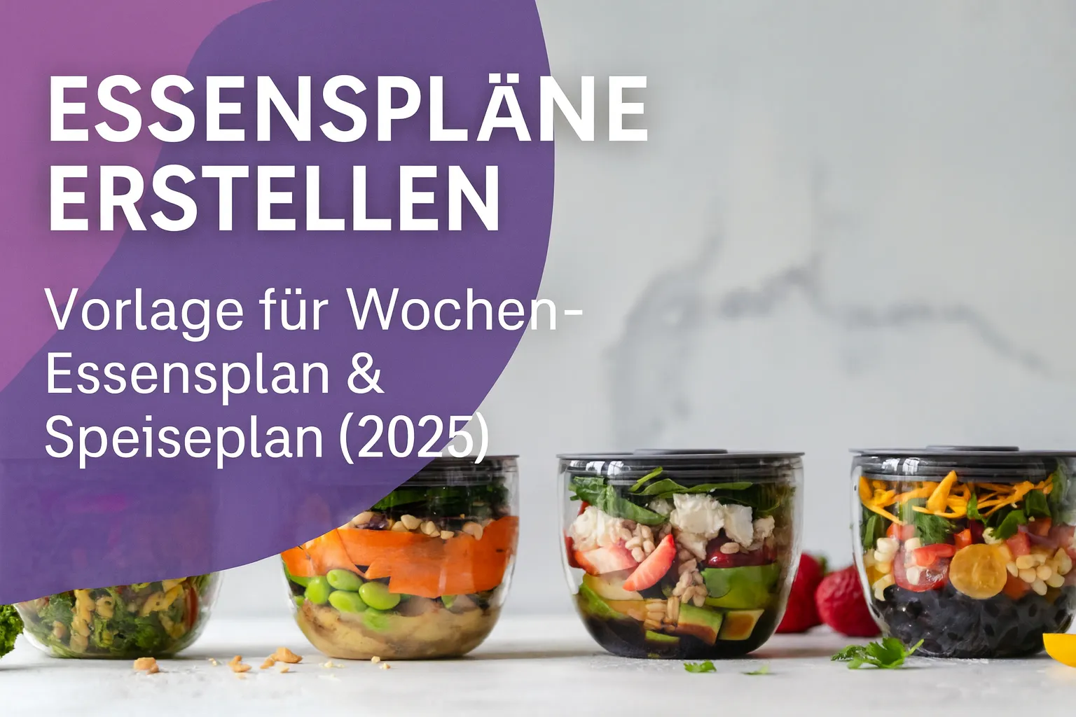 essensplan-erstellen-vorlage Vier vorbereitete Meal-Prep-Behälter mit gesunden Salaten als Symbolbild für das Erstellen von Essensplänen.