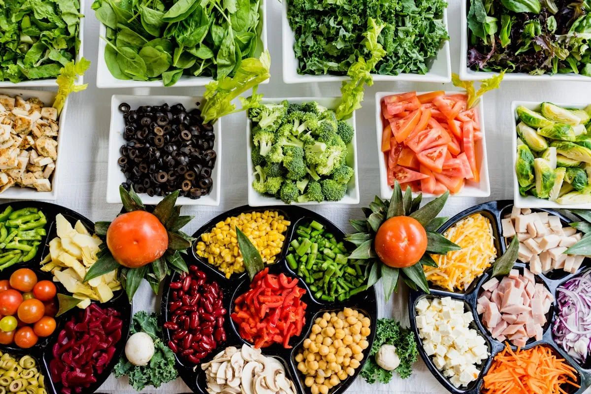 Mediterrane Ernährung: frische Lebensmittel wie Gemüse, Olivenöl, Nüsse