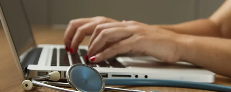 intervallfasten-krankheiten Ärztin im Gespräch mit einem Patienten